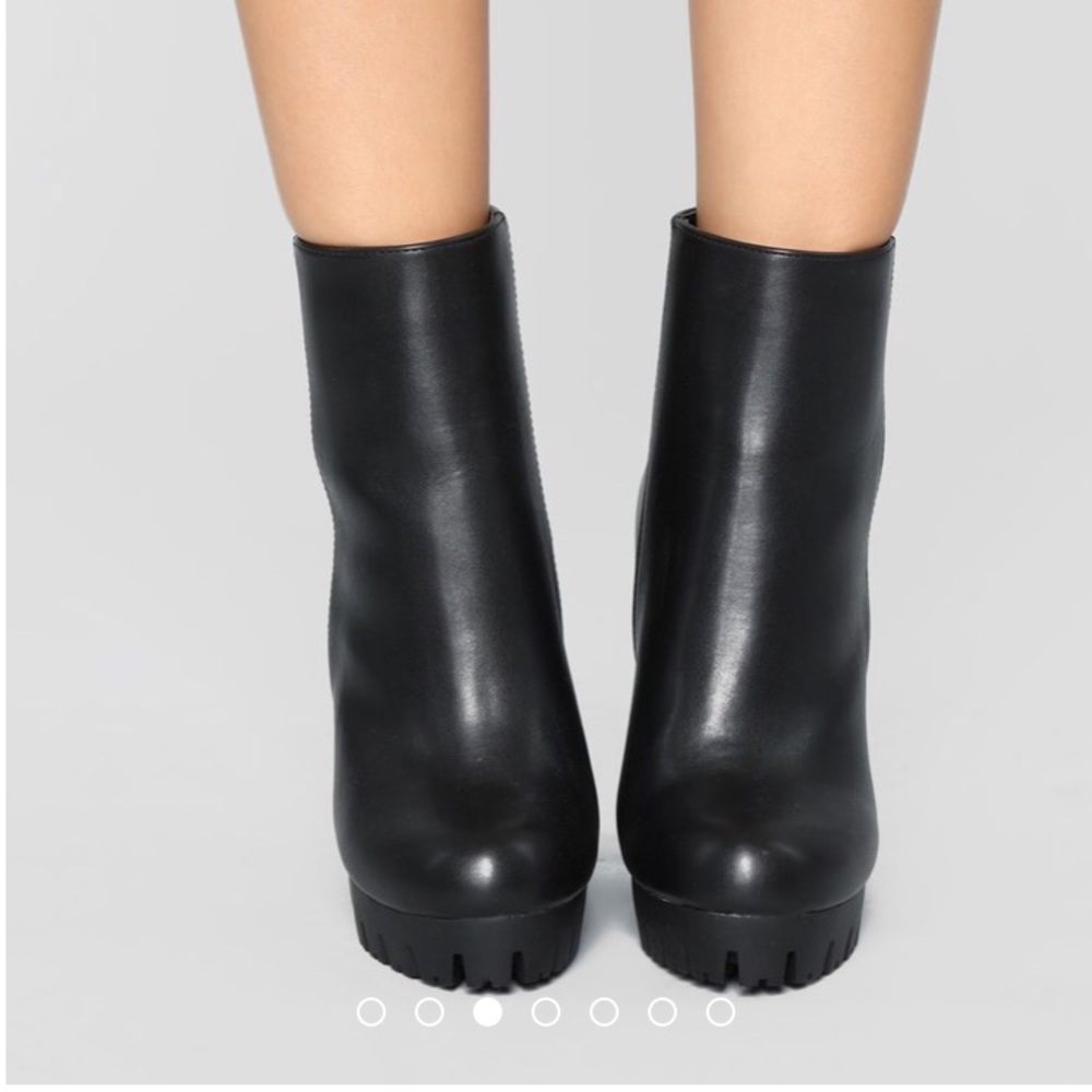 *BRAND NEW* Do the talking bootie - Black size 10
